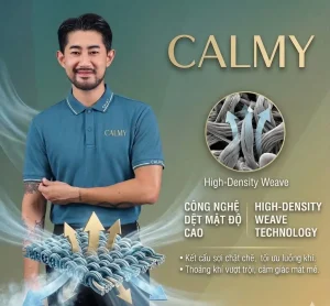 Hình ảnh quý ông mặc áo polo dệt kim nam cao cấp màu kem, thiết kế dệt kim thoáng khí, tay ngắn mang lại cảm giác thoải mái, dễ chịu và thanh lịch khi mặc
