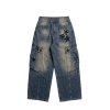 Quần Jeans Calmy Starry Cargo với phong cách độc đáo, kết hợp giữa kiểu dáng túi hộp hiện đại và thiết kế cá tính, tạo điểm nhấn nổi bật cho trang phục của bạn.