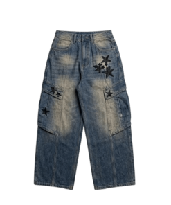 Quần Jeans Calmy Starry Cargo với phong cách độc đáo, kết hợp giữa kiểu dáng túi hộp hiện đại và thiết kế cá tính, tạo điểm nhấn nổi bật cho trang phục của bạn.